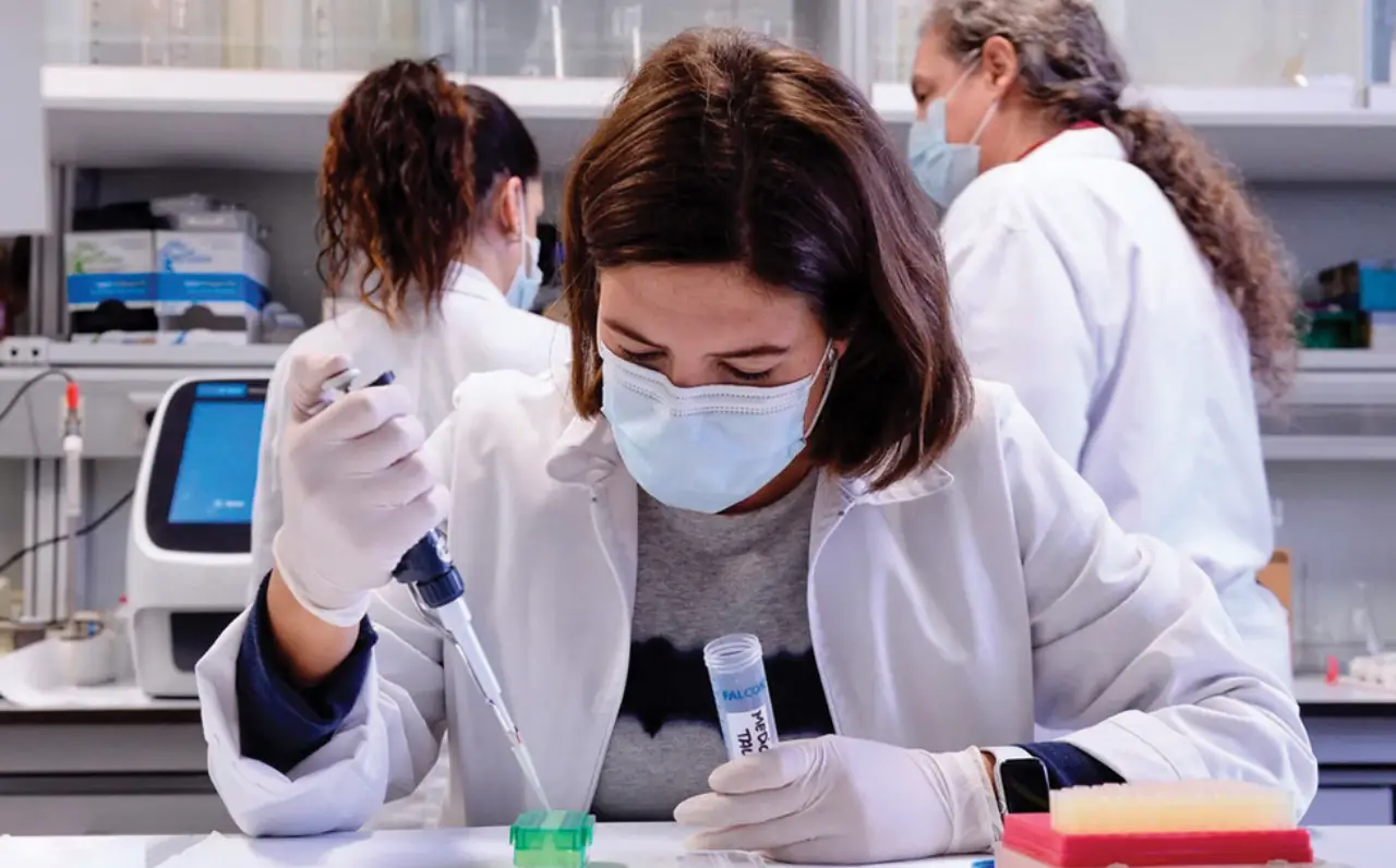 La Larga Sombra del Corte: El Impacto Secreto que Los Recortes en la Ciencia han Producido en las Vidas de los Investigadores Americanos